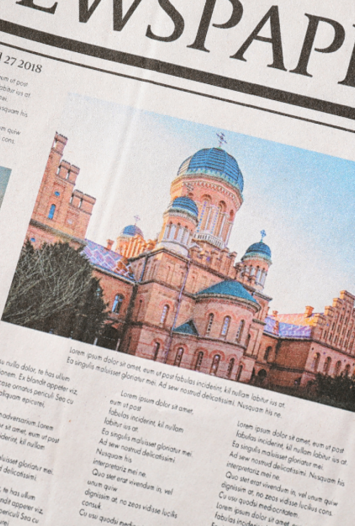 Billedet viser en rodet bunke med aviser, hvor man kan se nogle generiske forsider