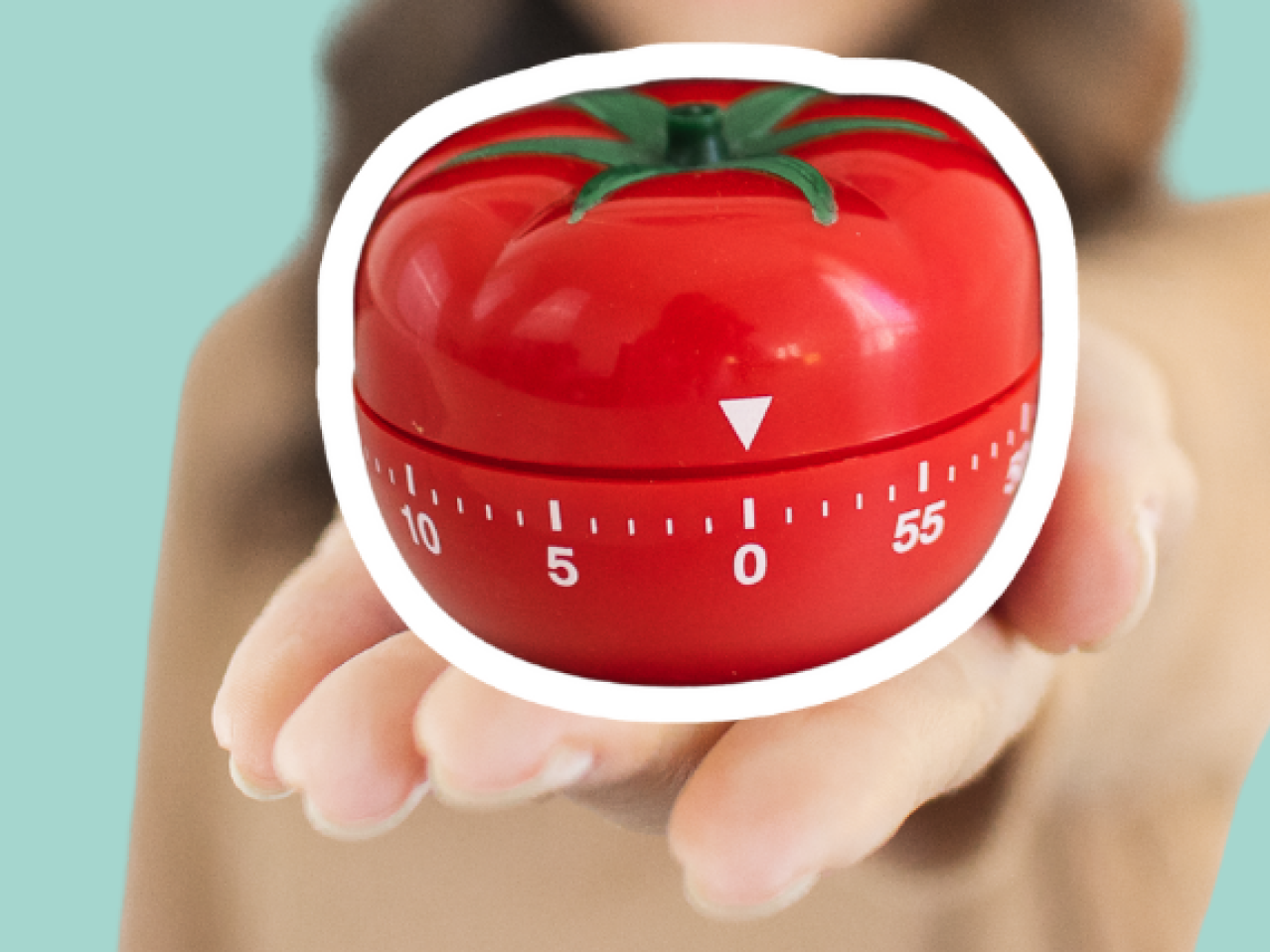 Billedet har en mintgrøn baggrund og viser tre klassiske røde køkkentimere formet som tomater – en visuel reference til Pomodoro-teknikken. Teksten lyder:  "Studér smartere med Pomodoro-metoden"
