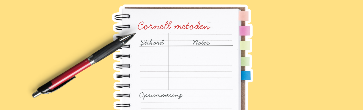 Billede af en åben notesbog med faner i kanten og en kuglepen ovenpå. Siden er opdelt efter Cornell-metoden med felterne 'Stikord', 'Noter' og 'Opsummering'