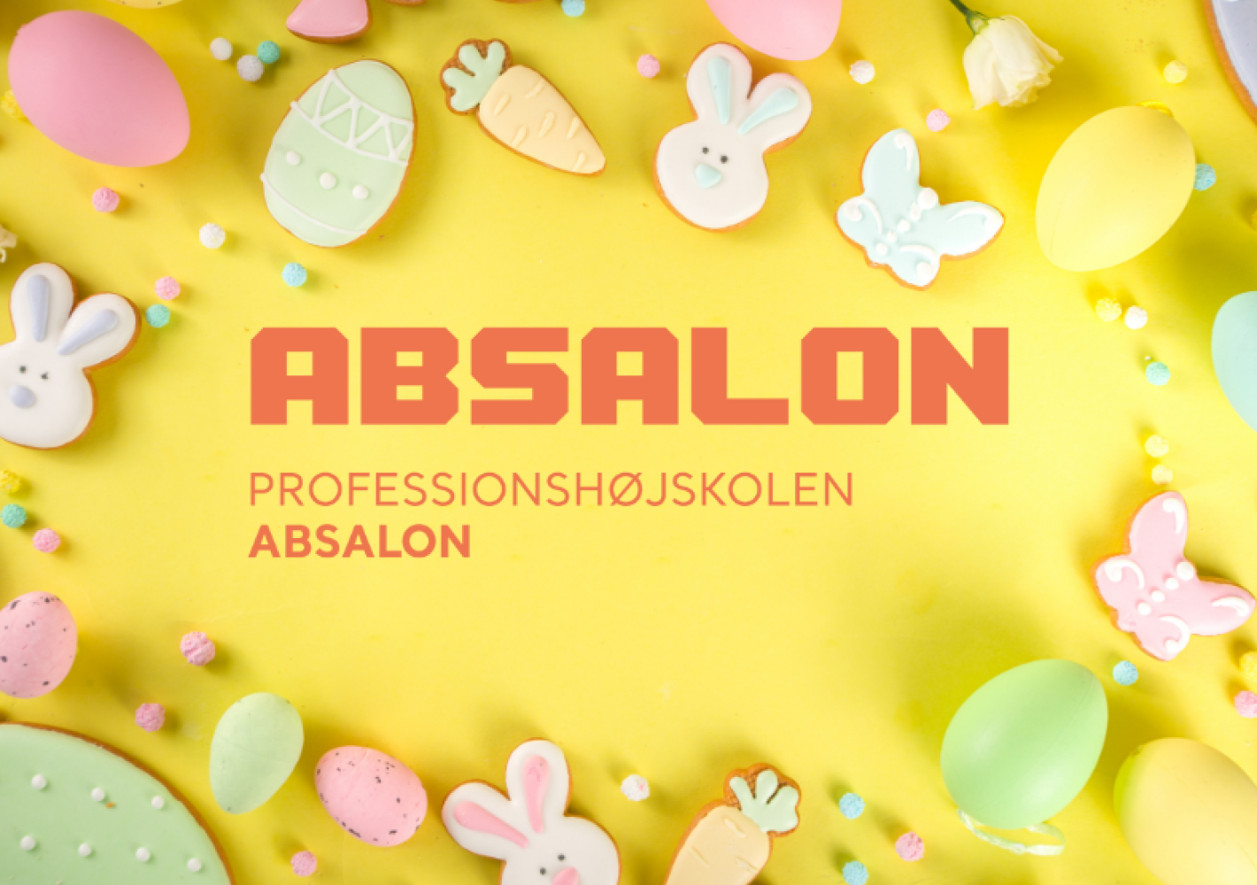 Billedet viser et Absalon logo på en gul baggrund omgivet af påskepynt