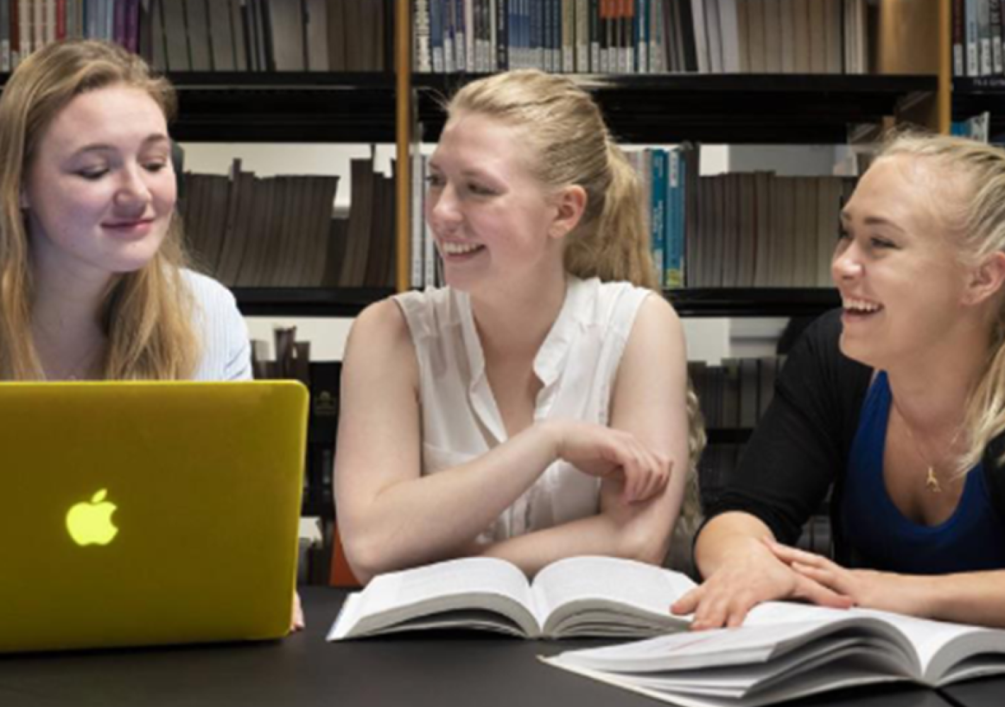 Tre studerende på biblioteket