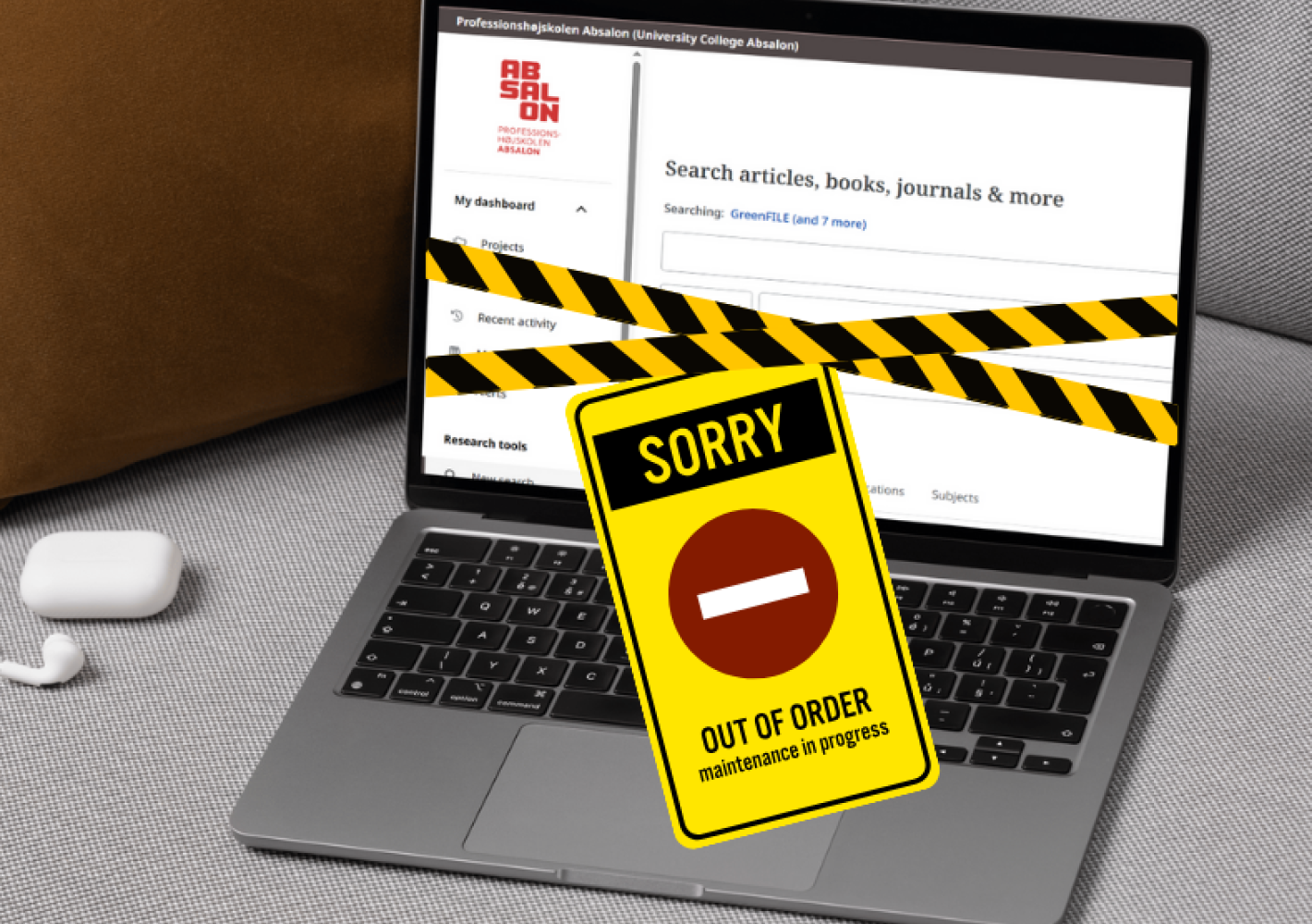 En computer logget ind på en Ebsco database er dækket af politi tape, hvorpå der hænger et gult skilt i midten med teksten "Sorry Out of Order""