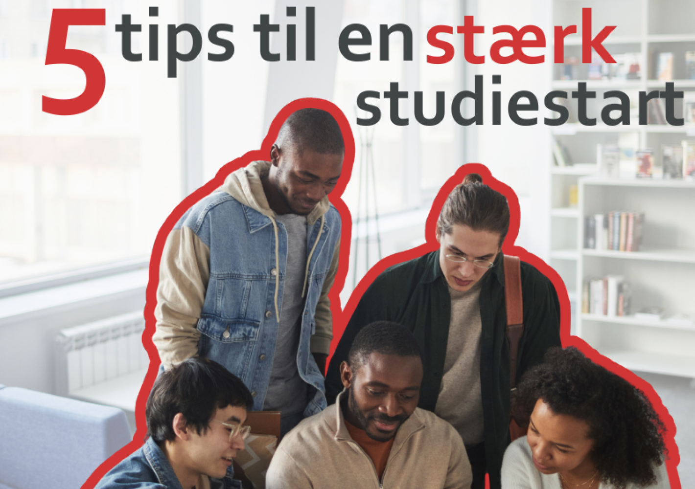 Fem studerende sidder og står samlet i et lyst lokale med bogreoler i baggrunden, mens de smiler og arbejder sammen om noget på en bærbar computer. Øverst i billedet står teksten: "5 tips til en stærk studiestart".