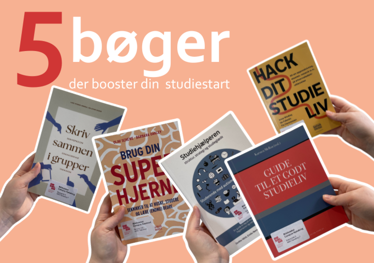 Fem forskellige bøger om studieteknik holdes op af hænder foran en ferskenfarvet baggrund. Øverst står teksten: "5 bøger der booster din studiestart"