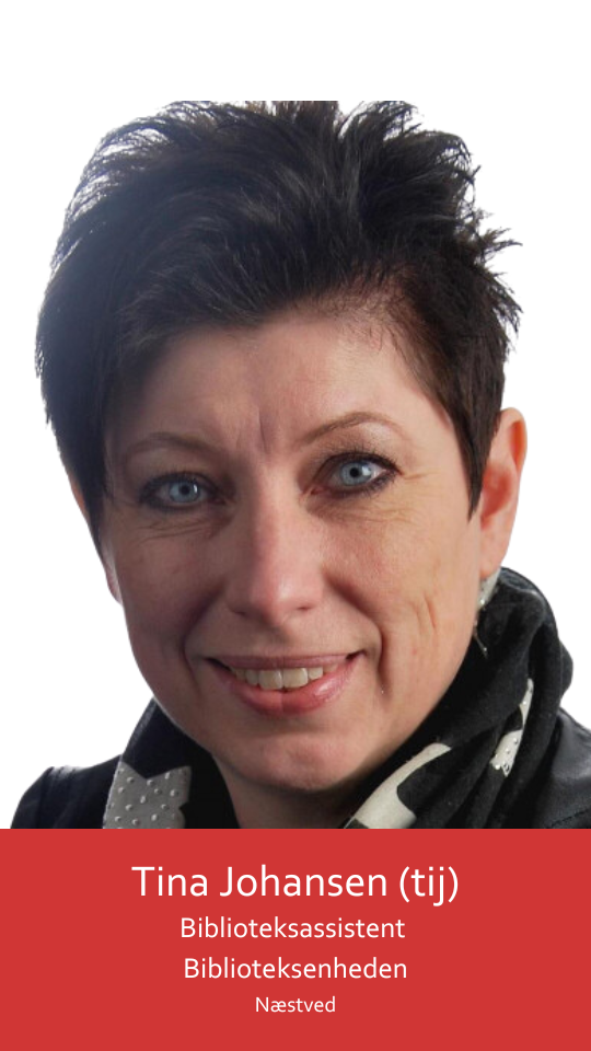 Dette billede viser en kvinde med kort mørkt hår iført et sort og hvidt tørklæde. Hun smiler og kigger direkte på kameraet, hendes øjne lyseblå og fulde af liv og omkranset af lange vipper med sort mascara.