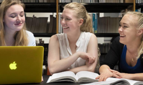 Tre studerende på biblioteket