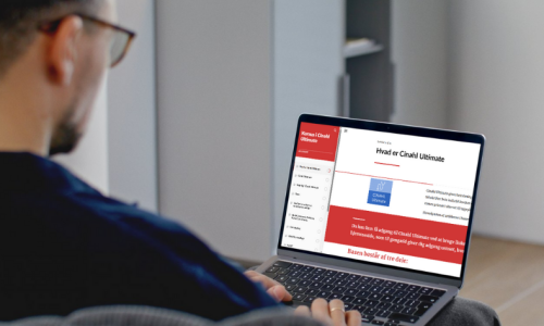 En person sidder i en sofa og ser på en bærbar computer, hvor der er åbnet et Rise360 modul om "Cinahl Ultimate"